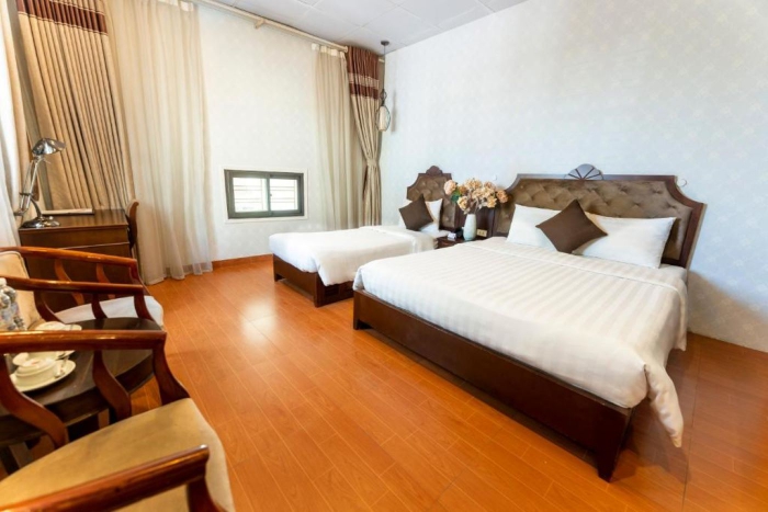 Deluxe Family Room With Window